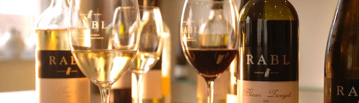 Flasker og glas fra Weingut Rabl.