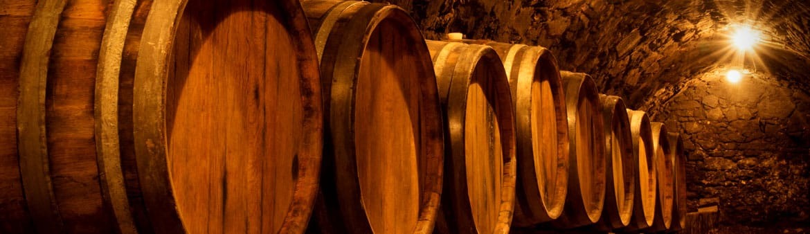 Tønder i Weingut Rabls kælder.