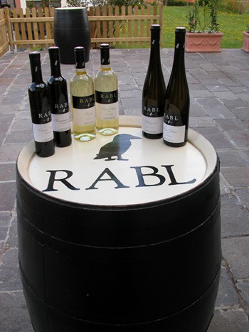 Tønde med Rabl-logo og flasker.