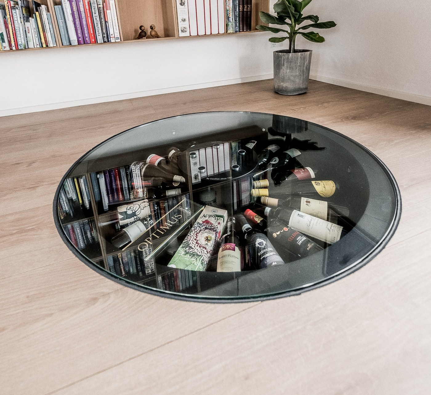 WineWell lukket: runde flasker set gennem det hærdede glaslåg, i plan med gulvet.